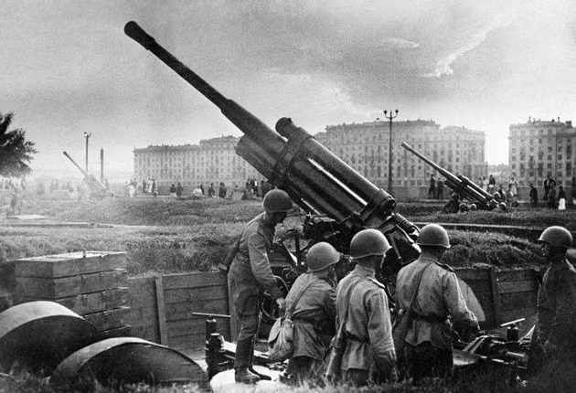 Theo dự tính ban đầu, chiến dịch Barbarossa phải thắng nhanh trước khi bước vào mùa Đông giá rét. Quân Đức quốc xã tấn công Liên Xô vào mùa Hè nên không chuẩn bị nhiều các quân tư trang cần thiết cho mùa Đông. Trước cái lạnh cắt da cắt thịt, nhiều binh lính Đức quốc xã chết cóng, dịch bệnh. Điều này đã tiêu hao một phần sinh lực cũng như kìm chân cuộc hành quân của quân Đức.