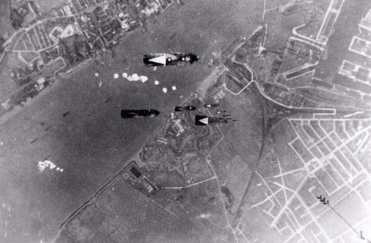 Đội hình máy bay của Đức thả bom oanh tạc cảng Tilbury của Anh ngày 4/10/1940.