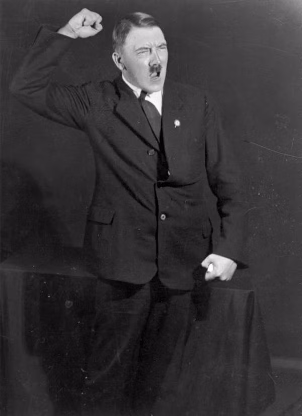 Trong các lần luyện tập, Hitler sử dụng ngôn ngữ cơ thể nhằm thu hút công chúng. Ảnh: Heinrich Hoffmann/Keystone Features/Getty Images.