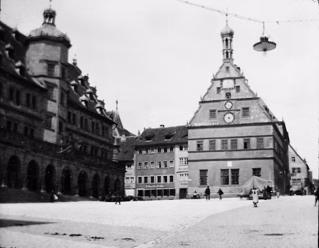 Khu vực quảng trường ở Rothenburg là nơi diễn ra nhiều hoạt động vui chơi, giải trí của người dân địa phương.