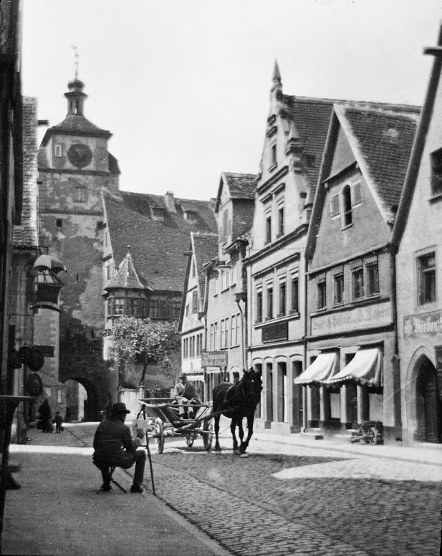 Người đàn ông Đức đánh cỗ xe ngựa di chuyển trên con đường rộng rãi, sạch sẽ ở Rothenburg năm 1901.
