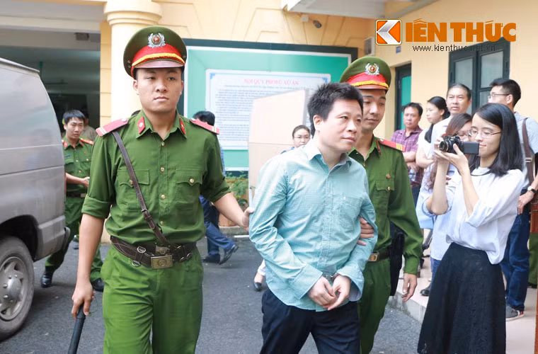 Hà Văn Thắm tới tòa sáng nay. Theo mức án đề nghị của VKS hôm 14/9, tổng hình phạt với Thắm là chung thân.