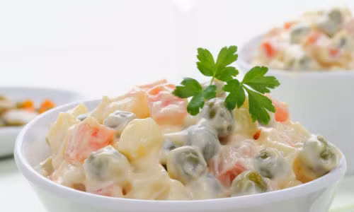 Salad Nga nổi tiếng là món salad mùa hè được nhiều người ưa thích. Nguyên liệu chính cho món salad Nga là dưa chuột, khoai tây, cà rốt, đậu Hà Lan, thịt nguội, mayonaise và một số loại gia vị.