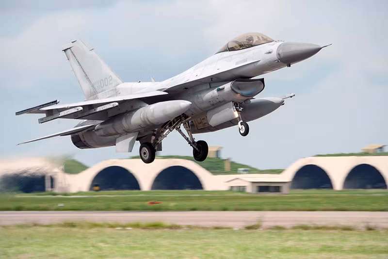 RoKAF hiện có trong biên chế khoảng 800 máy bay các loại, trong đó có 450 máy bay chiến đấu và hệ thống phòng không quốc gia với mạng lưới radar và tên lửa đất đối không (SAM) dày đặc, bao gồm hệ thống Patriot-2 (PAC-2), các hệ thống PAC-3 mới đã được triển khai vào năm 2018. Xương sống của RoKAF là 170 máy bay chiến đấu hạng nhẹ F-16C/D Block 50/52 và F-16 Falcon; 60 máy bay chiến đấu hạng nặng F-15K; hiện RoKAF vẫn có trong biên chế một số máy bay thế hệ cũ như F-4E và F-5E, nhưng những máy bay này sẽ dần rút ra khỏi biên chế.