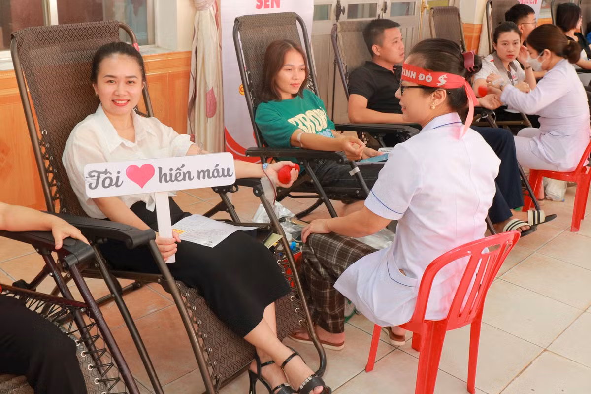 Hàng trăm người tham gia ngày hội “Giọt hồng Thành Sen” - Hình 2 Hang tram nguoi tham gia ngay hoi “Giot hong Thanh Sen”-Hinh-2