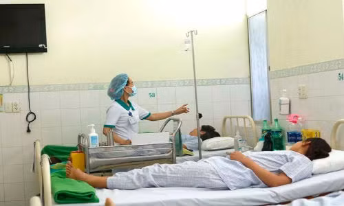 46 du khach Lao nhap vien do ngo doc thuc pham