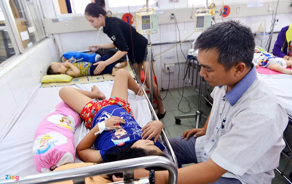 Bình quân một tuần bệnh viện Nhi Đồng 1 tiếp nhận và điều trị nội trú cho khoảng 60-70 bệnh nhi sốt xuất huyết. Đồng thời, mỗi ngày có khoảng 100 bệnh nhi điều trị ngoại trú đến thăm khám, điều trị.