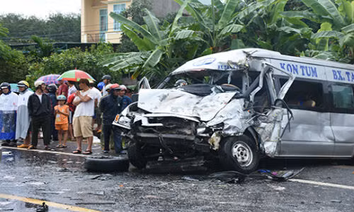 24 nguoi bi nghi phoi nhiem HIV khi cuu nan nhan tai Kon Tum