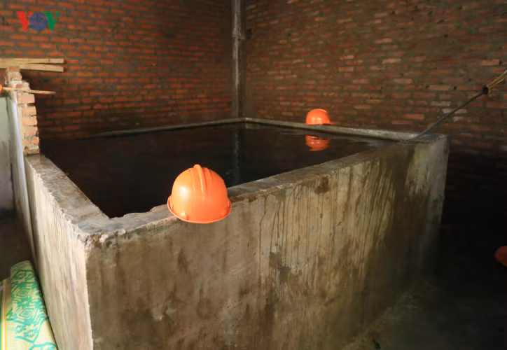 Nhưng tuyệt nhiên không được che đậy và môi trường này được các bác sĩ cảnh báo là nơi thuận lợi cho muỗi đẻ trứng trong bối cảnh dịch sốt xuất huyết đang bùng phát mạnh tại Hà Nội. (Từ đầu năm đến nay cả nước ghi nhận khoảng 60.000 ca bệnh sốt xuất huyết, 18 trường hợp tử vong, trong đó Hà Nội ghi nhận 6.699 ca bệnh, 4 người tử vong. Trong tuần từ 17-23/7, toàn TP Hà Nội ghi nhận 1.389 trường hợp mắc bệnh).