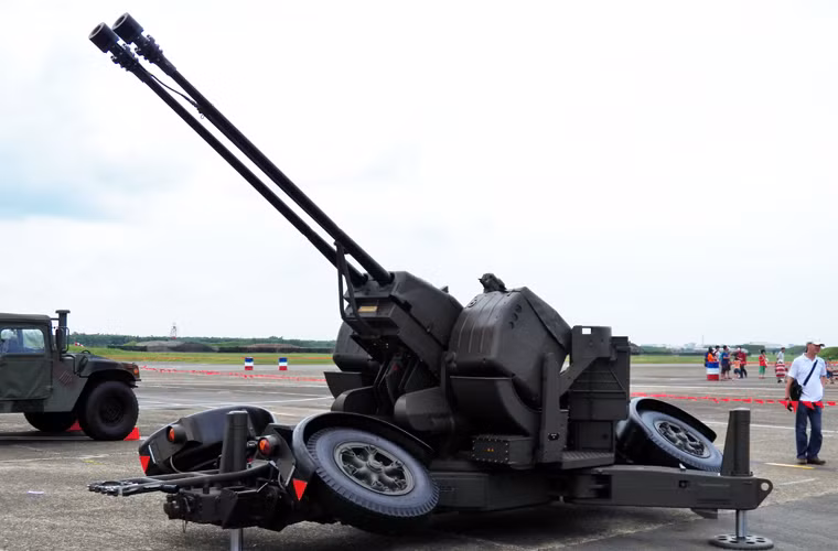 Trong đó pháo phòng không Type 90 nòng kép 35mm vốn là sản phẩm sao chép mẫu Orlikon GDF của Thụy Điển. Hai nòng pháo 35mm đạt tốc độ bắn đến 1.100 phát/phút, tầm bắn hiệu quả khoảng 4.000m. Dù là sản phẩm sao chép, loại vũ khí này vẫn được đánh giá là độ tin cậy cao, chính xác cao, hiệu suất cao.