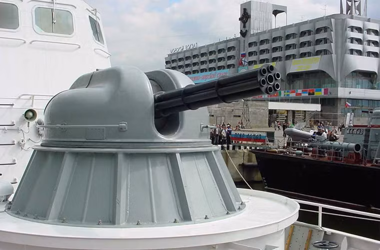 Hoặc khách hàng có thể tùy chọn trang bị tổ hợp pháo phòng không cao tốc AK-306 thay cho AK-176MA.