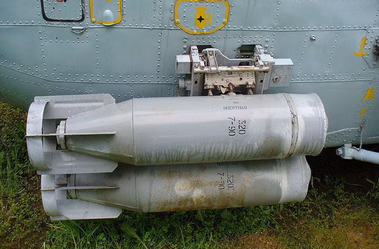 Trực thăng săn ngầm Ka-28 có khả năng mang nhiều loại vũ khí từ ngư lôi tới bom chìm chống ngầm và cả súng máy khi cần. Thông thường, trên các loại trực thăng hải quân nói chung (của Mỹ, Anh, Pháp, Trung Quốc) và Ka-28 nói riêng thì vũ khí hay chứa trong khoang thân hoặc là treo ở hai bên hông máy bay (ảnh bom chìm treo hai bên hông Ka-28).