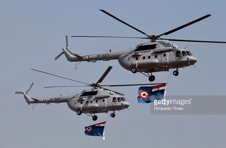 Các trực thăng Mi-17 bay biễu diễn với lá cờ không quân.