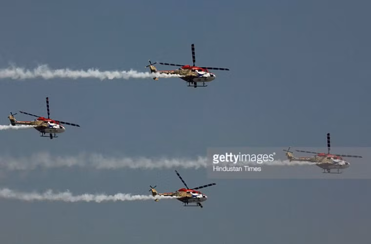 Trực thăng đa năng HAL Dhruv đang thực hiện biểu diễn theo đội hình trên không.