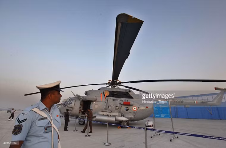 Trực thăng Mi-17 đeo đầy rocket được trưng bày tại sân bay diễn ra lễ kỷ niệm.