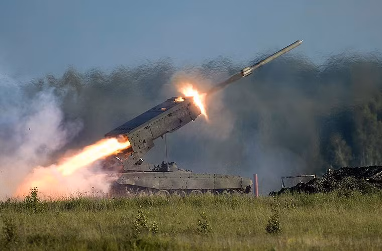 Pháo phản lực TOS-1A trang bị hai loại đạn rocket cỡ 220mm MO.1.01.04 và MO.1.01.04M với chiều dài lần lượt là 3,3 và 3,7m, nặng 173kg và 217kg.