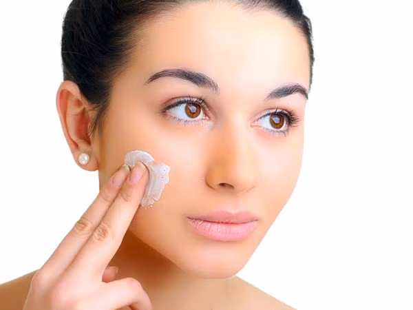 Không cho trực tiếp sữa lên da khô. Một sai lầm “chết người” khác của phái đẹp khi làm sạch da chính là cho trực tiếp sữa rửa mặt lên da khô, thoa đều rồi mới rửa lại bằng nước. Trên thực tế, trong các loại kem, sữa rửa mặt đều có những hóa chất không nên sử dụng trực tiếp lên da mặt, nhất là khi da còn khô. Cách tốt nhất là bạn nên rửa sạch tay, làm ướt da mặt rồi lấy một lượng kem rửa vừa đủ ra tay, đánh bông rồi mới rửa mặt.
