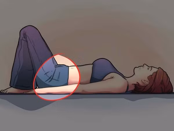Bạn có thể xác định được cơ xương chậu dễ hơn trong khi đi tiểu, việc tập luyện sẽ giống như việc bạn ngừng dòng tiểu giữa chừng (nhưng không khép hai đùi vào nhau). Để đạt được những kết quả tích cực, bạn cần tập trung đặc biệt vào các cơ sàn chậu, cố gắng tránh siết chặt bụng, đùi, mông tại cùng một thời điểm.