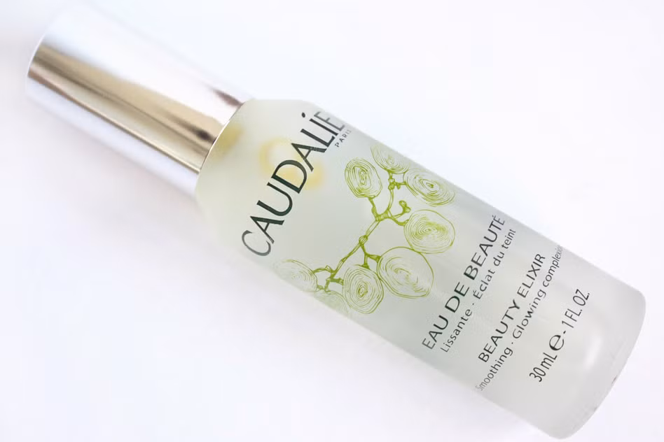 Caudalie Beauty Elixir. Nước hoa hồng này giúp làm mịn da và giúp se khít các lỗ chân lông, giúp làn da thêm hồng hào, rạng rỡ.