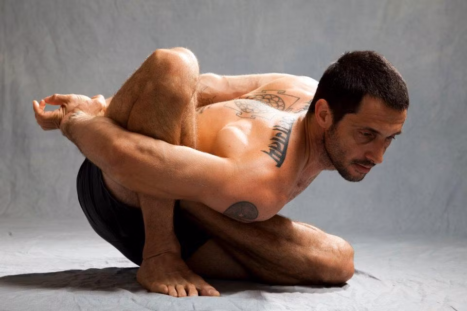 Tư thế Marichyasana B. Đây là một trong những tư thế yoga khó dễ gây tai nạn nhất. Mới đây, một người đàn ông giấu danh tính ở Anh đã bị gãy xương đùi vì tập tư thế này, phải phẫu thuật khẩn cấp.