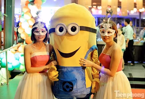 Và cầm theo chiếc đèn lồng mang hình quả bí ngô đặc trưng của Halloween.