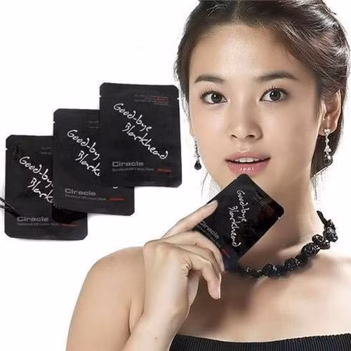Bạn chỉ cần đắp miếng bông như đắp 1 miếng mặt nạ giấy thông thường. Sau đó, bạn gỡ miếng bông ra, dùng tăm bông ấn nhẹ lên cánh mũi. Bạn sẽ thấy rất nhiều nhân mụn phía dưới da sẽ trồi lên.