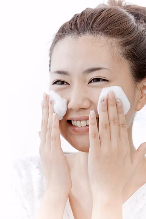 Sữa tươi dùng để tẩy trang an toàn mà hiệu quả. Không chỉ có tác dụng làm đẹp da, sữa tươi còn có thể được sử dụng để tẩy trang an toàn và hiệu quả đặc biệt đối với những bạn gái có làn da nhạy cảm đấy nhé. Sử dụng sữa tươi được hâm nóng thoa lên mặt để loại bỏ lớp phấn trang điểm, rửa mặt lại bằng nước ấm, sau đó rửa kỹ lại bằng sữa rửa mặt vừa giúp bạn tẩy trang vừa có tác dụng dưỡng da mịn màng nữa đấy.