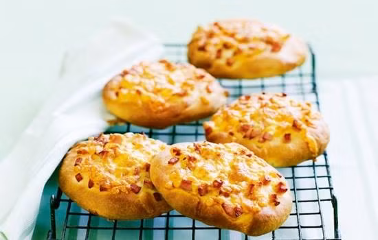 Cheese &amp; Bacon roll: Món bánh mì nướng chứa hàm lượng calo lớn nhưng ít chất béo với phô mai và thịt nguội bacon rắc đều trên bề mặt này là món ăn được yêu thích ở quốc gia này, đặc biệt là đối với trẻ em. Loại bánh này được bán ở hầu hết các cửa hàng bánh và các quán café ở Úc. Các bà nội trợ Úc cũng thường xuyên chế biến món bánh này tại nhà.