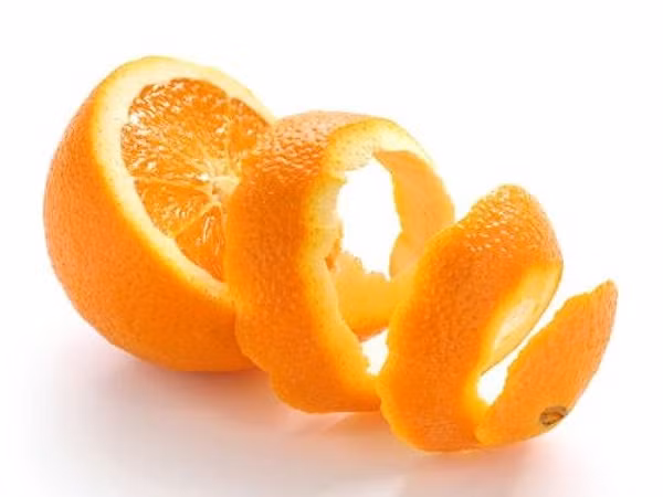 Mặt khác, vitamin A giúp giảm thiểu sự xuất hiện của các nếp nhăn và các đốm đen trên da. Thậm chí, nó còn có thể phòng ngừa mụn và ngăn ngừa các gốc tự do gây lão hóa.