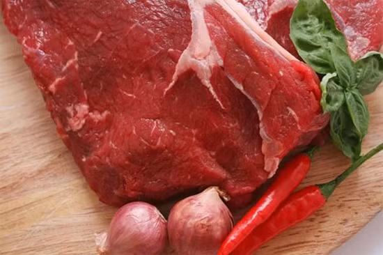 Nghiên cứu trước đó cũng cho thấy, những người ăn chế độ ăn nhiều các loại thịt chế biến từ thịt đỏ như xúc xích, thịt xông khói, chân giò muối tăng nguy cơ phát triển ung thư ruột lên 18%.