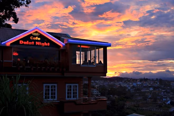 2. Dalat Nights (đường Đống Đa). Đây là một trong những quán cà phê ở Đà Lạt đẹp nhất bạn nên ghé thăm. Dalat Nights là điểm đến lý tưởng cho những ai thích ngắm sự mờ ảo của thành phố, những con dốc ẩn hiện trong sương đêm... Ảnh: Facebook của quán.
