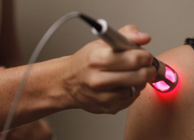 Ánh sáng laser với bước sóng phù hợp với vùng da bị sẹo bỏng. Chính bước sóng này tác động sâu vào từng tế bào da và phá vỡ cấu trúc sẹo hiệu quả chỉ trong thời gian ngắn. So với phẫu thuật cấy ghép da, điều trị sẹo bằng tia laser dễ thực hiện, ít đau đớn và nhanh hồi phục hơn.
