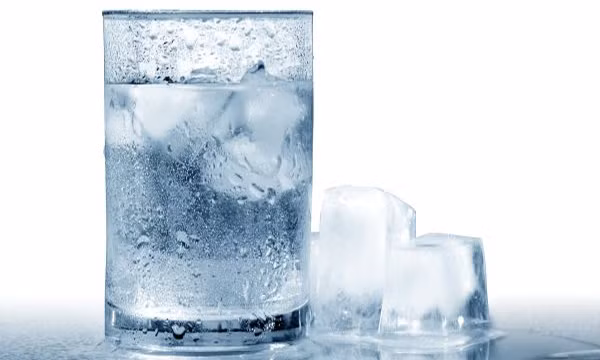 Nước đá lạnh. Nước đá lạnh chính là người bạn đồng hành tuyệt vời, nó không chỉ có tác dụng giải khát mà còn là thứ đồ uống giúp tỉnh táo hơn. Hãy chuẩn bị một chai nước trong tủ lạnh để giúp bạn, mỗi khi bạn cần tới sự tỉnh táo và sảng khoái.