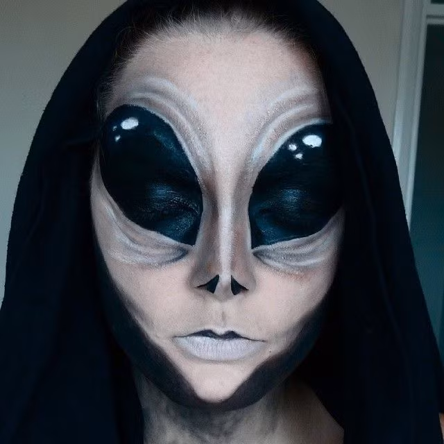 Người ngoài hành tinh cũng là một trong những phong cách hóa trang Halloween kinh dị bạn nên thử dịp lễ hội thường niên này.