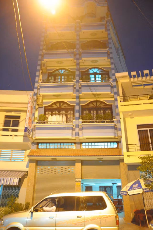 Một khách sạn 6 tầng ở trung tâm TP. Nha Trang dành hết 2 tầng… để nuôi yến.