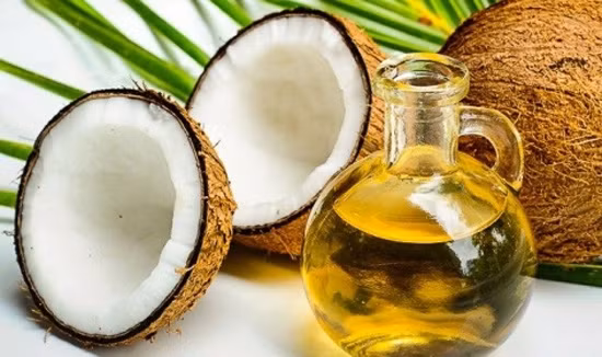 Sau khi súc miệng bằng dầu dừa, nước miếng được tiết ra đồng thời kích hoạt chất enzyme để chất này lấy chất độc do vi khuẩn tiết ra trong miệng, từ đó giúp hạn chế đáng kể mùi hôi miệng.