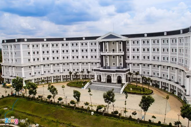 Trường quốc tế Mỹ (cơ sở Nhà Bè, TP HCM) có kiến trúc đẹp cùng trang thiết bị vật chất hiện đại. Nhìn toàn cảnh trường học đẹp như khách sạn cao cấp. Ảnh: Hải An.