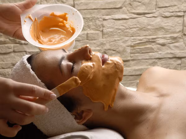 Một trong những sai lầm khi dùng nghệ làm đẹp là đắp mặt nạ từ nghệ quá lâu. Các chuyên gia khuyên bạn không nên đắp mặt nạ, dù là mặt nạ nghệ hay bất cứ mặt nạ nào khác quá 20 phút. Đắp mặt quá lâu không những khiến da bám màu mà còn làm lỗ chân lông bị to hơn.