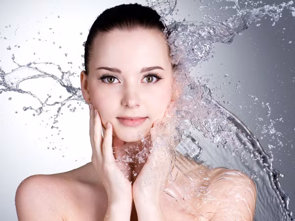 Không rửa mặt sạch. Một trong những sai lầm phổ biến của phái đẹp là không rửa sạch lớp vàng của bột nghệ trên da. Nên rửa sạch mặt với nước lạnh hoặc nước ấm sau đó lau khô bằng khăn mềm.