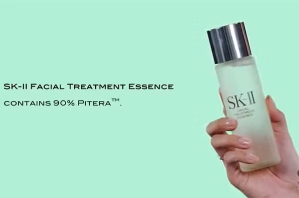 Nước thần. Đây là một loại nước dưỡng da dùng sau bước áp dụng toner có công dụng tái sinh, phục hồi làn da, thúc đẩy tuần hoàn tự nhiên của da...Sản phẩm này được các ông lớn tên tuổi trong ngành mỹ phẩm như Estee Lauder hay SKII lăng xê với cái giá không hề rẻ.