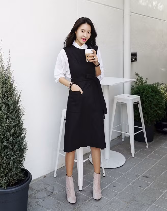 Thời trang biến tấu từ váy yếm dành cho dân công sở với các mix sơ mi trắng đẹp mắt.