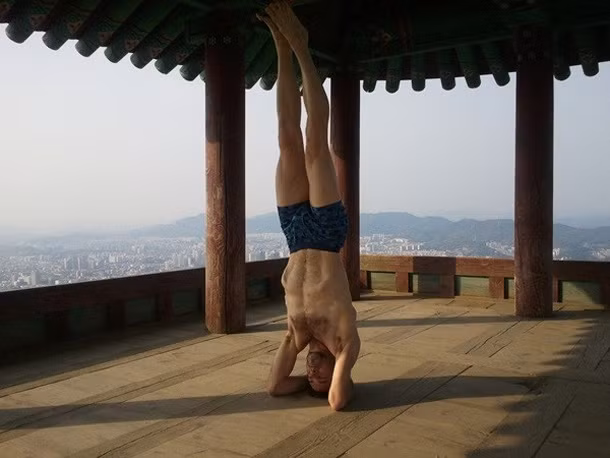 Tư thế trồng cây chuối. Tư thế yoga này được xem là khó và không dành cho những người mới tập, bởi nó khá nguy hiểm nếu tập sai cách. Nếu bạn đã từng vị chấn thương cổ, tốt nhất không nên thực hiện bài tập này.
