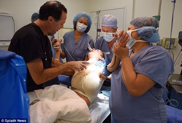 Bác sĩ đang băng cố định phần ngực để hoàn thiện ca phẫu thuật.