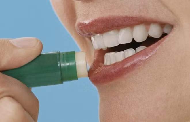 Hãy sử dụng những loại son dưỡng, lên màu nhẹ hoặc kem dưỡng môi trước khi dùng son. Ngoài ra, ánh nắng mặt trời cũng là nguyên nhân làm sắc tố môi tối đi. Hãy chọn son hoặc son dưỡng có thành phần chống nắng cao để bảo vệ môi trước tia tử ngoại.