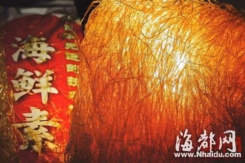 Vây cá mập làm bằng cao su. Đầu năm 2013, một đoạn video phát sóng trên Đài truyền hình trung ương Trung Quốc khiến nhiều người không khỏi sốc, khi một số nhà hàng ở Bắc Kinh, Trịnh Châu và Nam Kinh sử dụng vây cá mập giả.