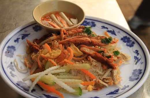 Cơm tấm: Ở miền Tây, cơm tấm là một món ăn phổ biến mà bạn có thể thưởng thức ở bất cứ nơi đâu. Không chỉ có cơm tấm sườn, món ăn này được biến tấu khá nhiều như cơm tấm phá lấu, cơm tấm Long Xuyên,... Tuy không có gì đặc biệt, chỉ với một đĩa cơm tấm, bên trên là sườn, phá lấu hay chả cùng ít đồ chua, mỡ hành và chén nước chấm, chỉ đơn giản như vậy thôi nhưng khi thưởng thức bạn mới cảm nhận được hết cái ngon riêng.