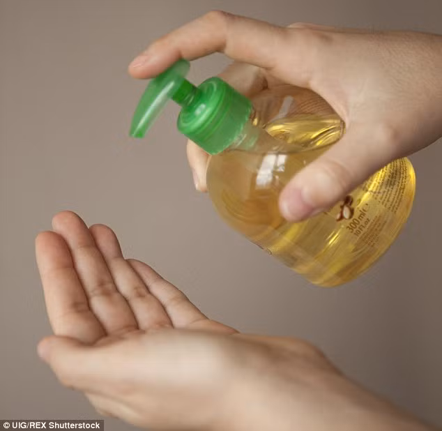 Mọi người nên rửa tay bằng xà phòng và nước để loại trừ vi khuẩn.