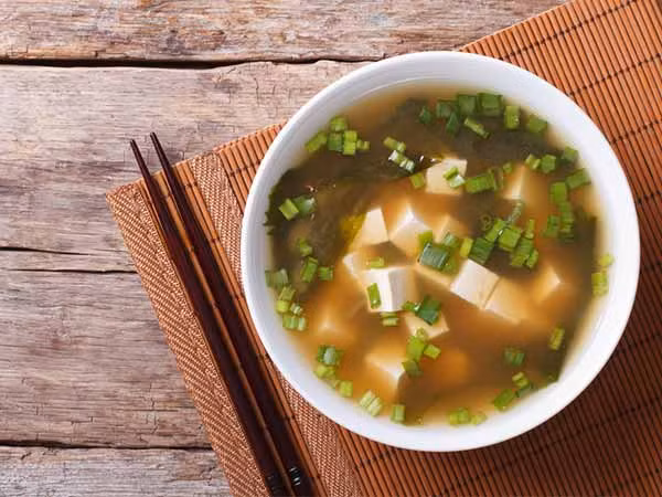Sở dĩ, người dân Nhật Bản sống lâu hơn và có tỷ lệ ung thư thấp hơn là do họ ăn nhiều thực phẩm đậu nành lên men, chất dinh dưỡng có khả năng ngăn ngừa ung thư. Súp miso là một trong những món ngon ngừa ung thư hiệu quả nhất bởi những lý do sau.