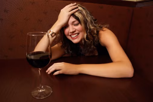 75% bệnh ung thư vú xảy ra ở những người không có tiền sử gia đình. Các đột biến gen liên quan đến bệnh ung thư vú, BRCA1 và BRCA2, nhưng nó không phải chỉ xuất hiện ở những người có tiền sử gia đình bị bệnh.
