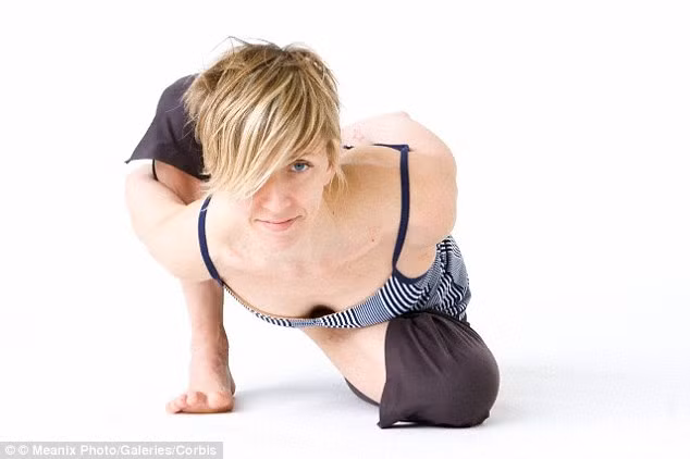 Hai hung quy ong bi gay xuong dui vi tap yoga